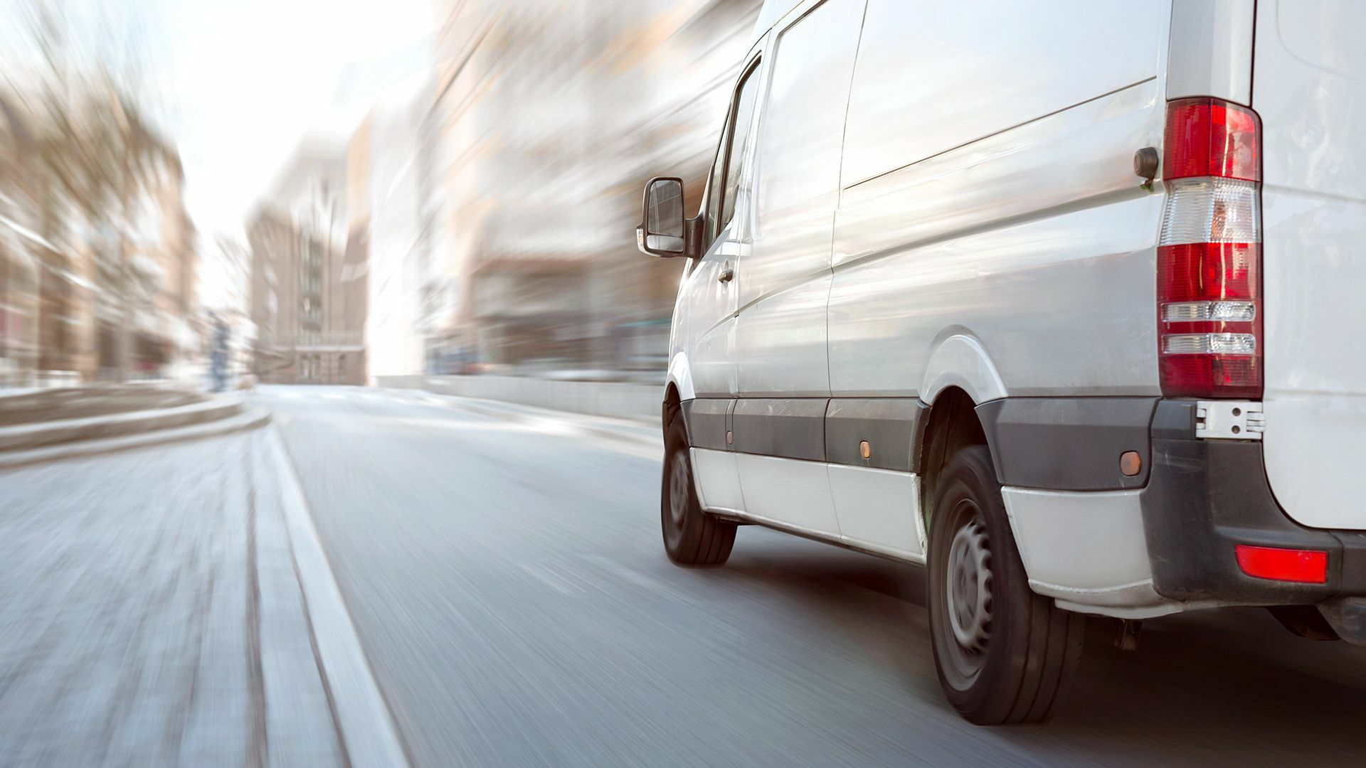 Ein Lieferwagen f&auml;hrt durch die Stadt